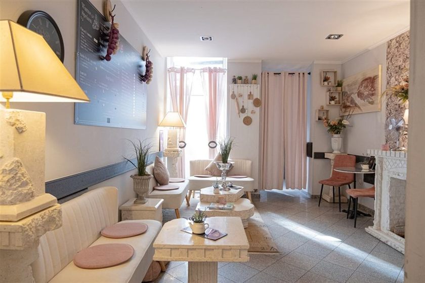 Gastraum des MoccaGino mit Sitzplätzen und rosa Vorhängen in der Kölner Altstadt-Süd