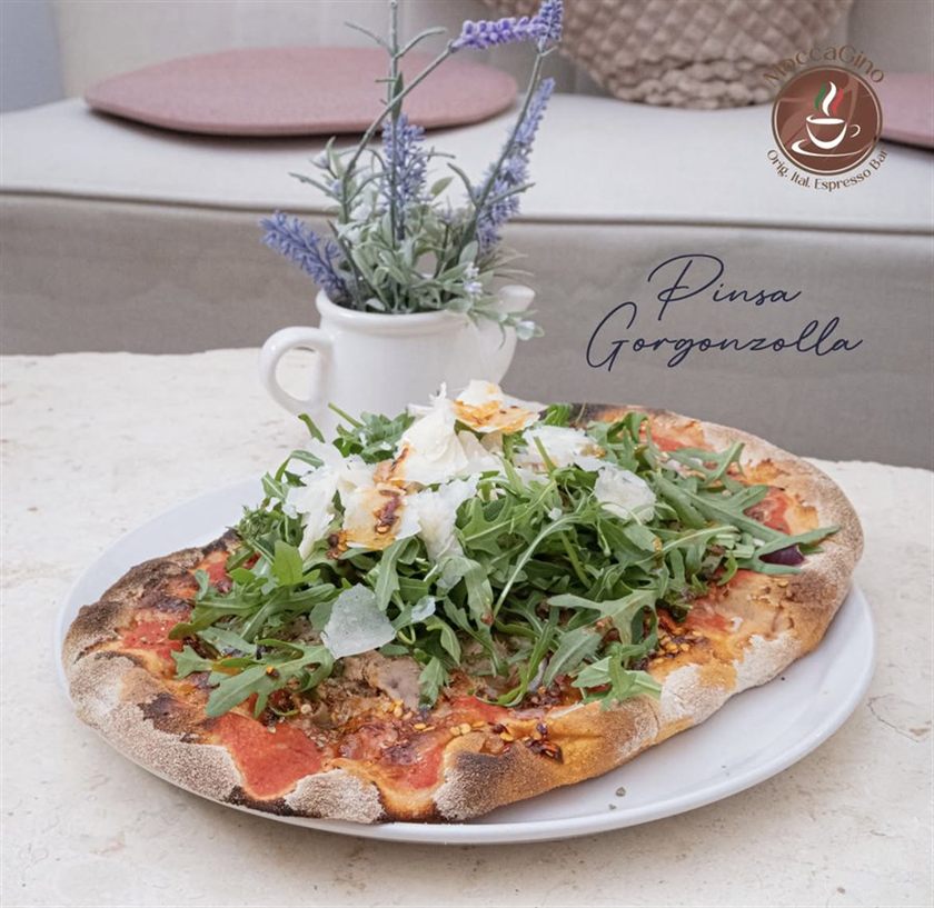 Pinsa aus dem Ofen mit Rucola und Käse im MoccaGino, Severinstraße 19, Köln
