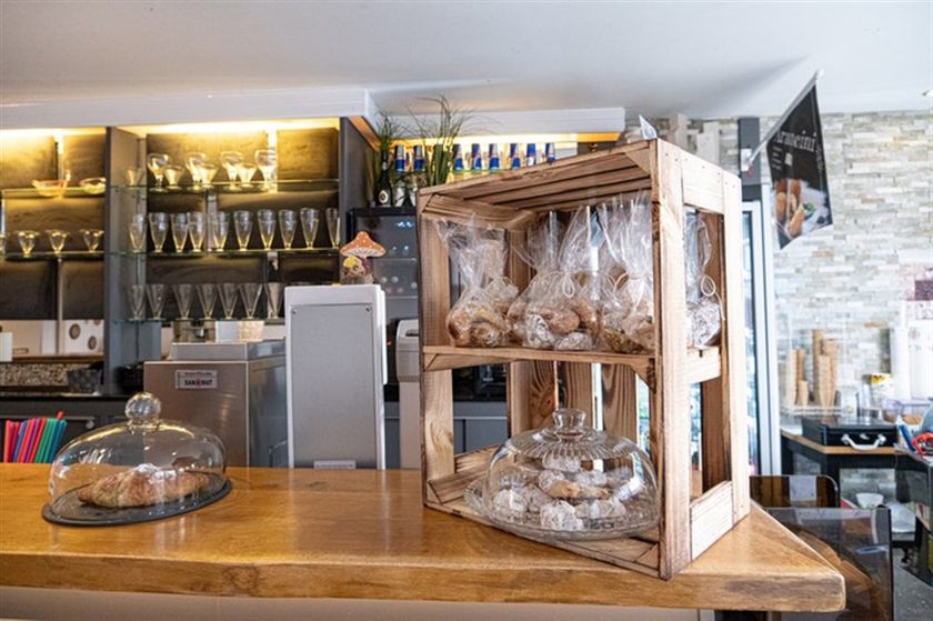 Gebäck und Theke im MoccaGino in der Severinstraße